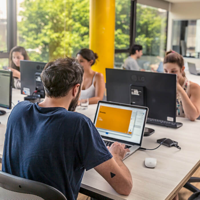 Equipo de Orange trabajando