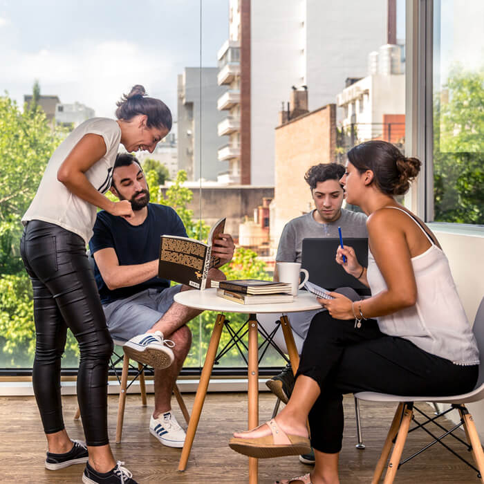 Equipo de Orange trabajando